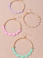 SCALLOP EDGE COLOR METAL ROUND EARRINGS- 2 COLORS