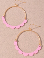 SCALLOP EDGE COLOR METAL ROUND EARRINGS- 2 COLORS